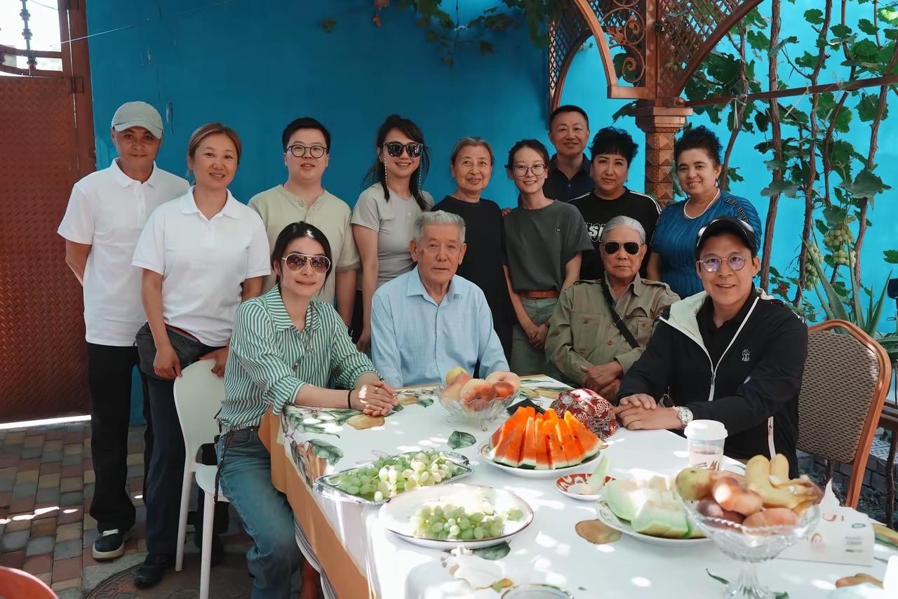 80岁霍震霆跟儿子儿媳妇去伊犁，一家人合影，他最时髦！
 
这一家子在新疆伊宁街