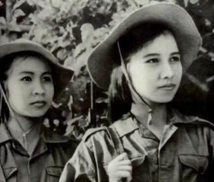 1979年，黄干宗被两个 越南 女兵抓走，他已经做好赴死的准备，谁知女人却说：“