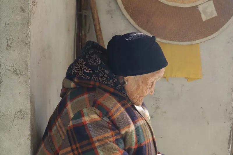 有些现象，在办公室里是难以想象的。村里有位80多岁的五保户，他的老母亲已过百岁。