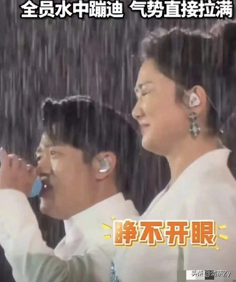 曾毅和玲花太给力了！

厦门演唱会！恰逢天降大雨，本以为这场雨会把现场气氛浇没，
