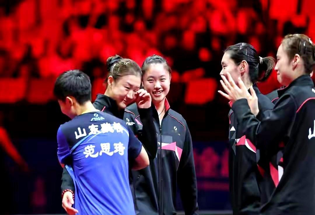 一夜之间，陈梦成了国乒最受欢迎的人。

以前她赢了不敢笑，委屈不敢说，说话都小心