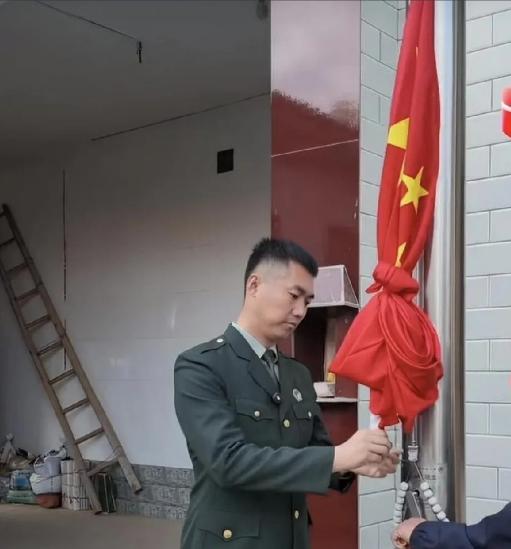 退伍后，只要回到老家，他便会在自家小院升旗。三十好几的人，在外人眼里仿佛不去踏实