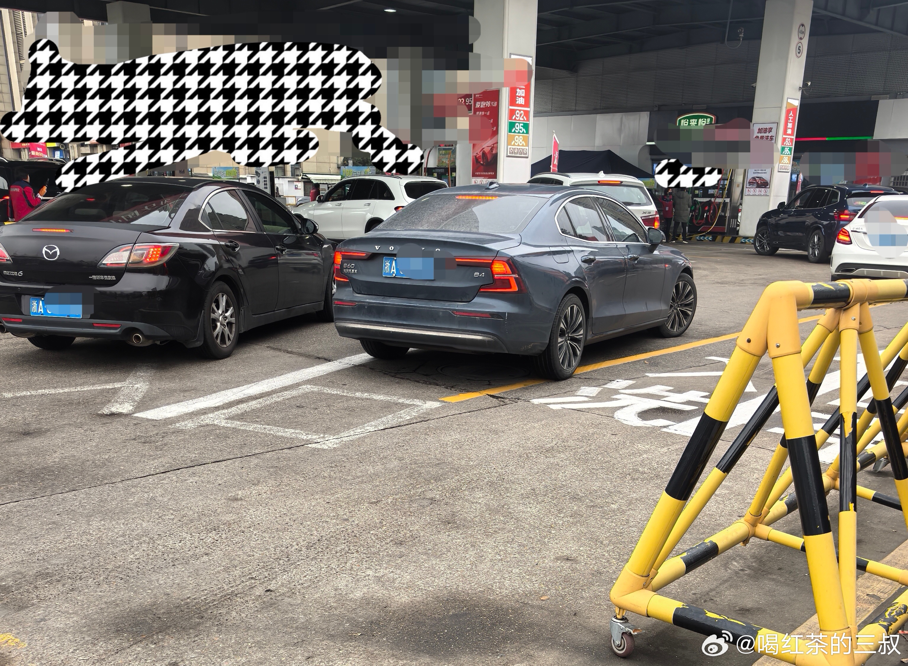 今天一大早，加油站来加油的车，就比平时多了很多。国人还是很节约的，开着几十万的车
