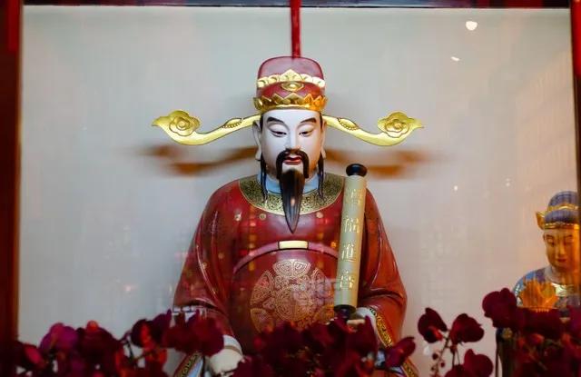 北方小年儿喜欢吃饺子。俗话说上车饺子，下车面。因为上车不着急，大家可以边包饺子边