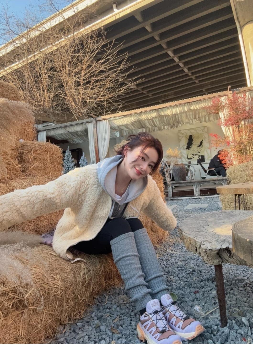 袁姗姗，脚上这鞋看着好舒服。