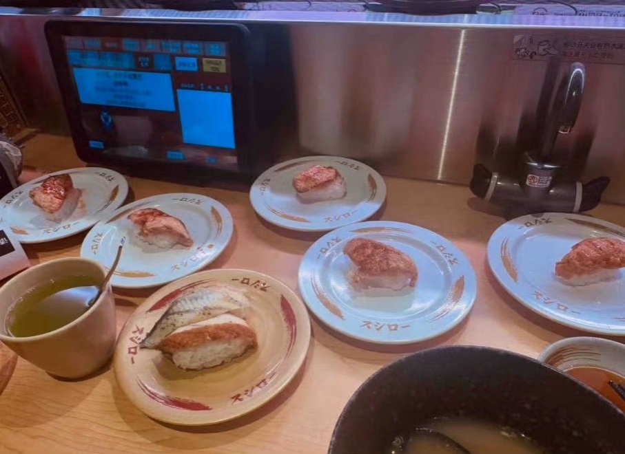 女子网红店等位3200多桌排到崩溃 为了吃个寿司，要排3200桌等位？这要从晚饭