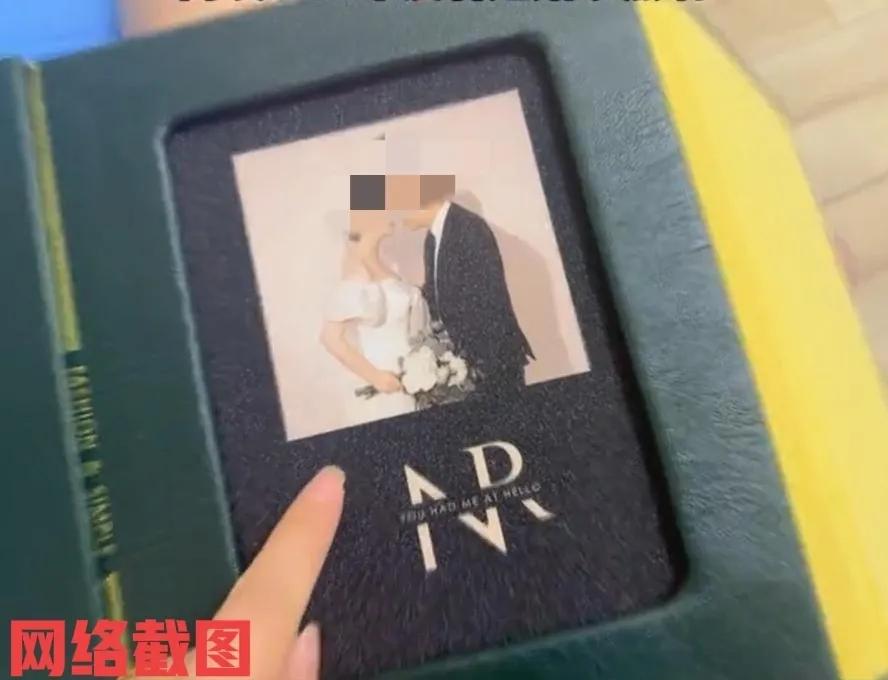 四川有女子在家打扫整理家务。

只当女子看到当初结婚拍的婚纱照本时，不由想拿过来