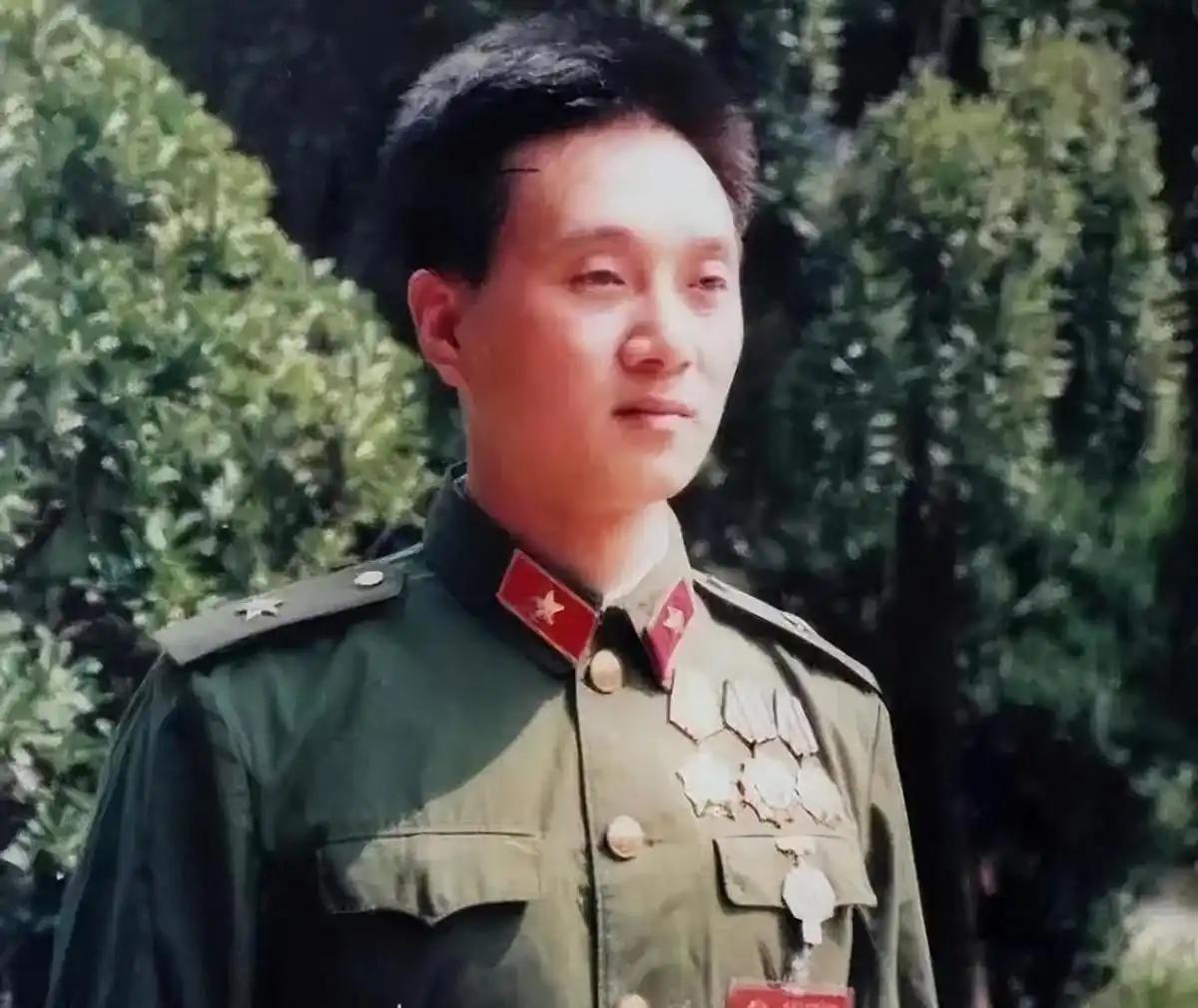 1979年，一个入伍52天的炊事班新兵，连炸越军3个碉堡，师长拍桌子：“规定是死