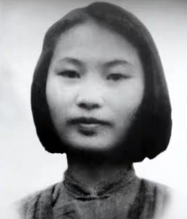 1950年，19岁的丁佑君被绑在老核桃树上，她浑身是血，胸口插着一根烧得发黑的铁