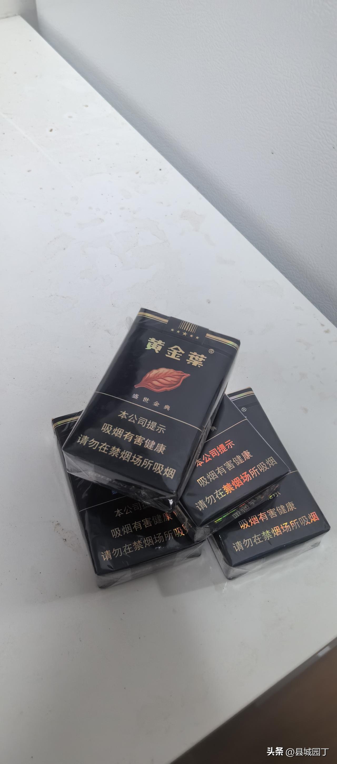 烈日炎炎，一拐一瘸地去买烟，给我们新小区的保安买的。

昨天晚上，凌霄树运到小区