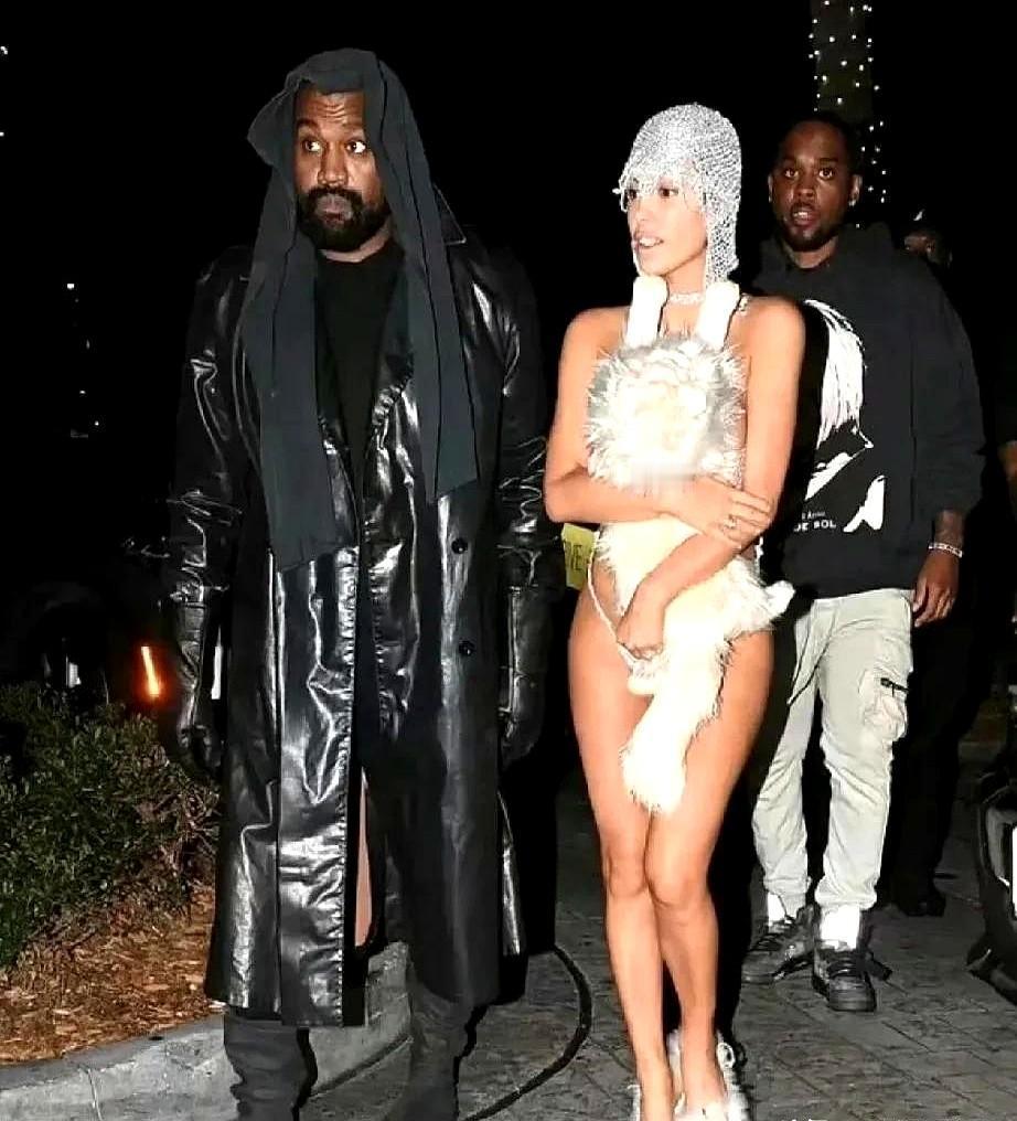 侃爷两口子这操作，是真看不懂了。

十一月下旬的洛杉矶，气温都快零下了。侃爷自己