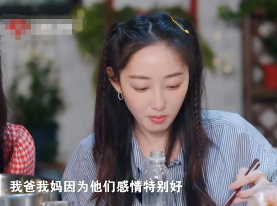 蒋梦婕坦言看到父母的爱情超甜蜜，所以自己特别相信爱情，说:“我爸我妈因为他们感情