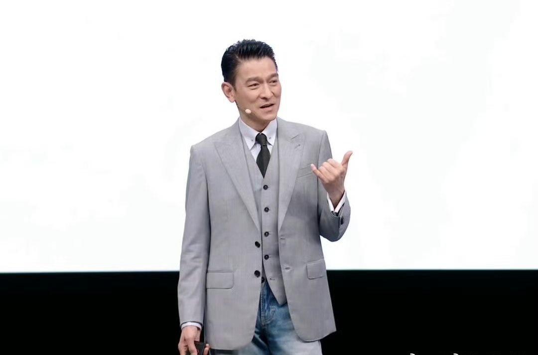 ECG心电分析实现手机端便捷测心电，无需额外设备就能查看心电波形。对于作息不规律
