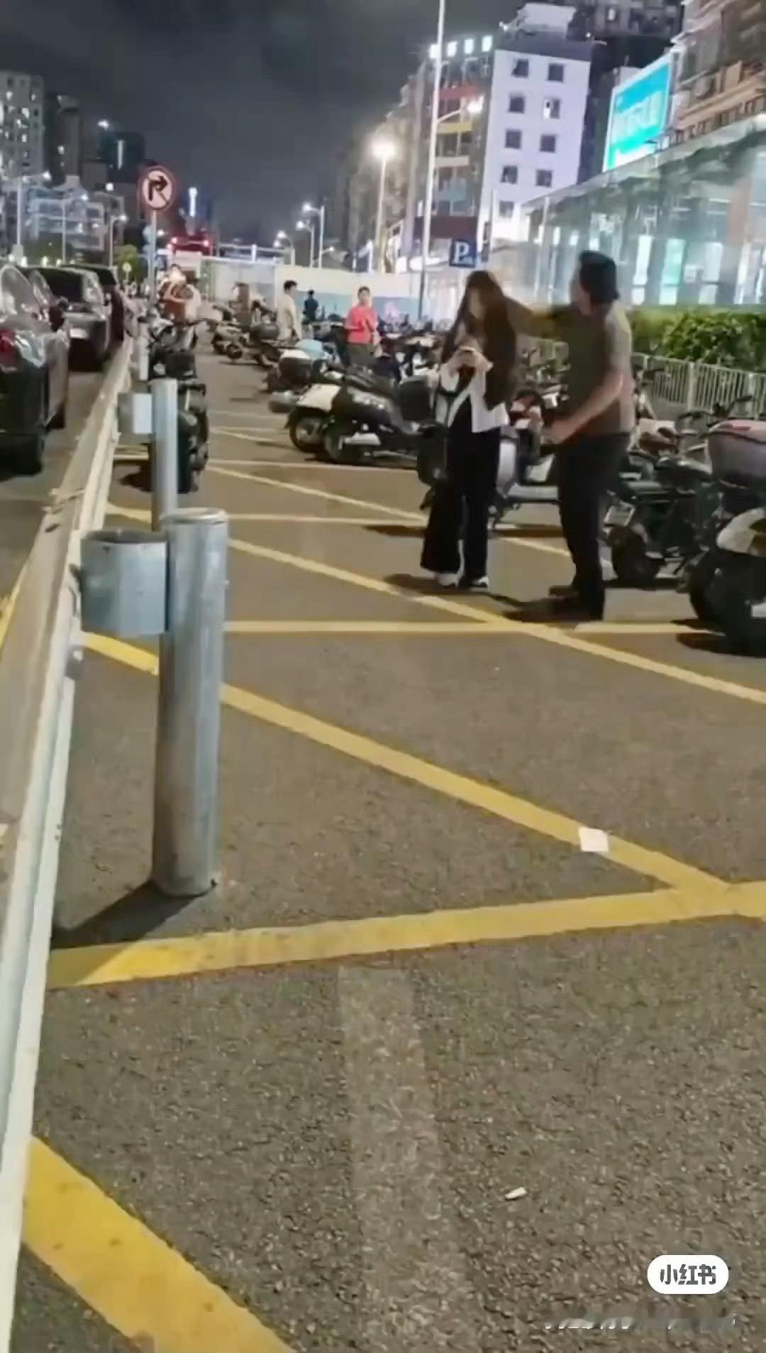深圳坪洲摩的打人本来深圳的摩的就一直为所欲为的，这下好了，都开始打人了。而且是惯