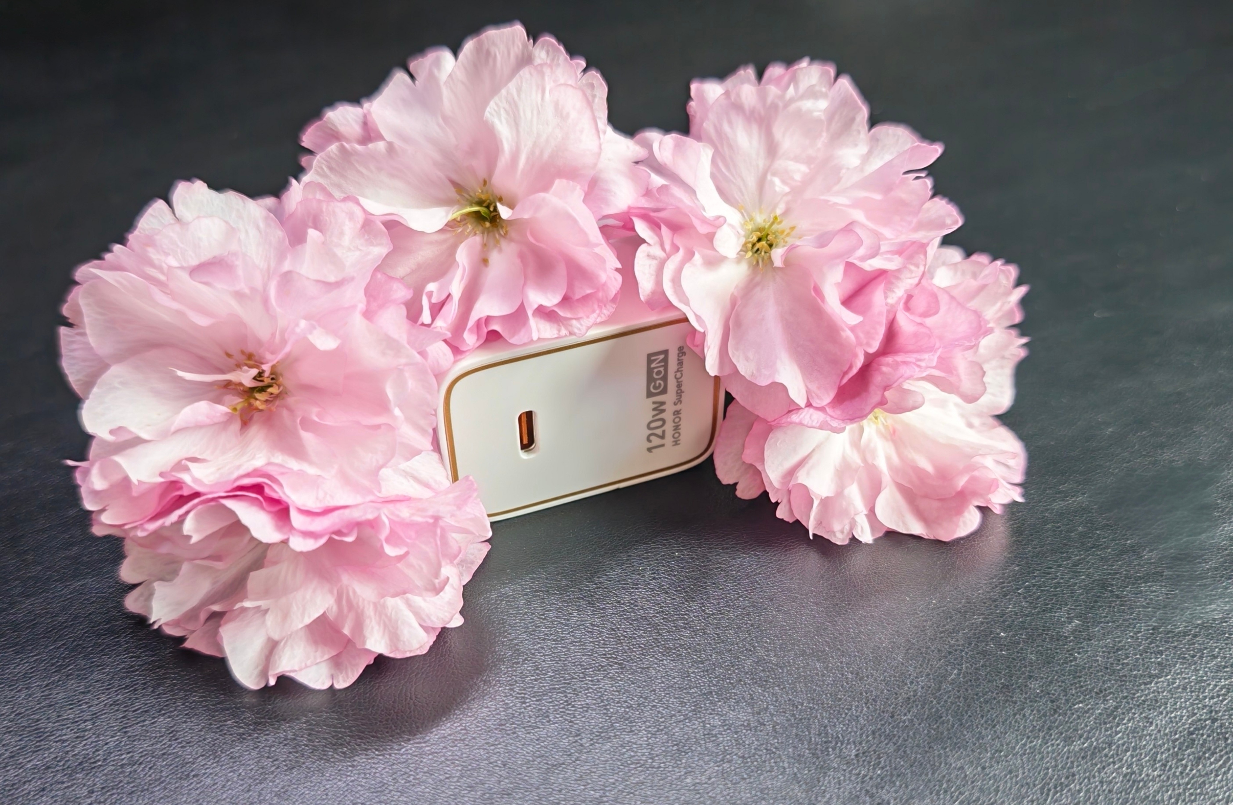 春天出门踏青+差旅，带这颗120W氮化镓荣耀魔方全能充，直接把所有装备的充电器都