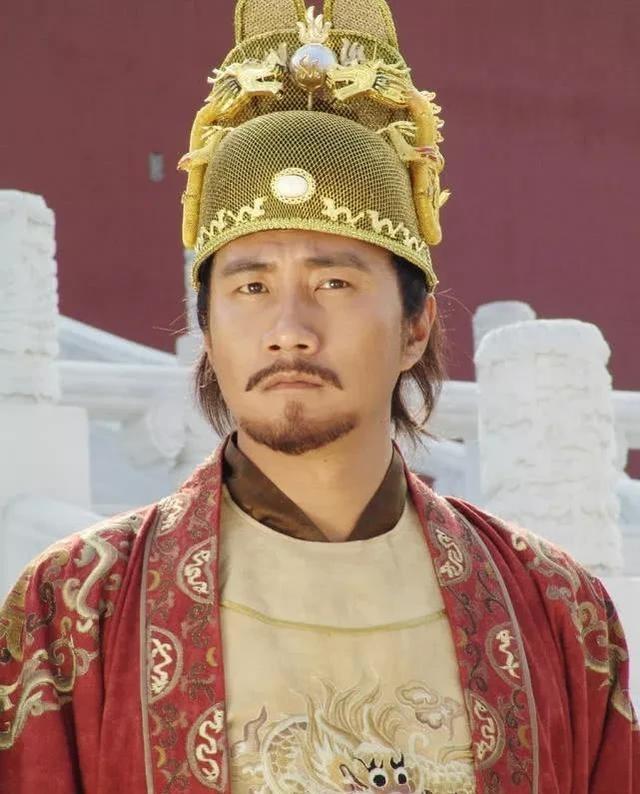 在元朝末年的乱世中，朱元璋从底层爬起，面对权力斗争总有出人意料的转折。1355年