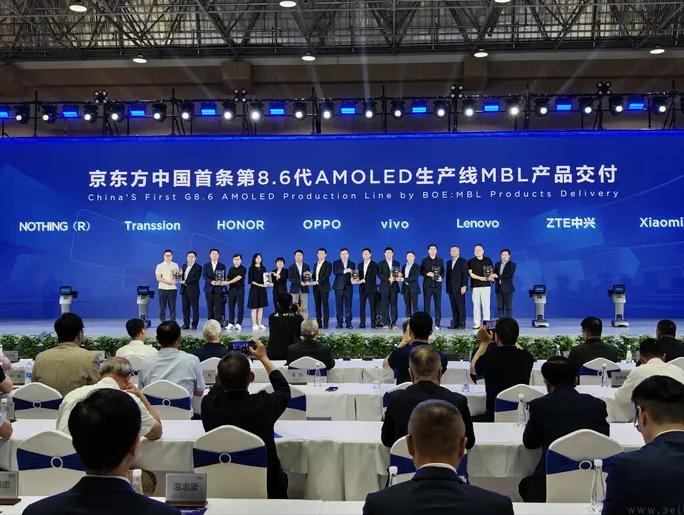 京东方砸五千亿押AI，熬过三十年却只是刚摸到门槛？
 
前三十年的京东方，在A股