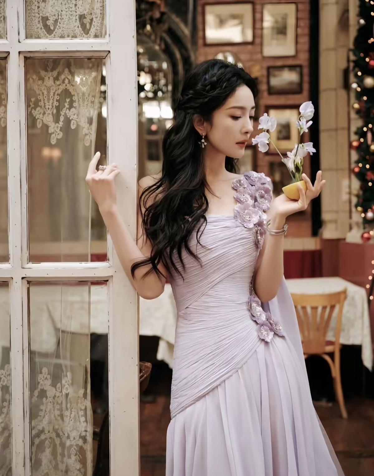 香芋紫高定礼裙，搭配慵懒卷发，杨幂用松弛感演绎高级，每一个转身都是流动的优雅[赞