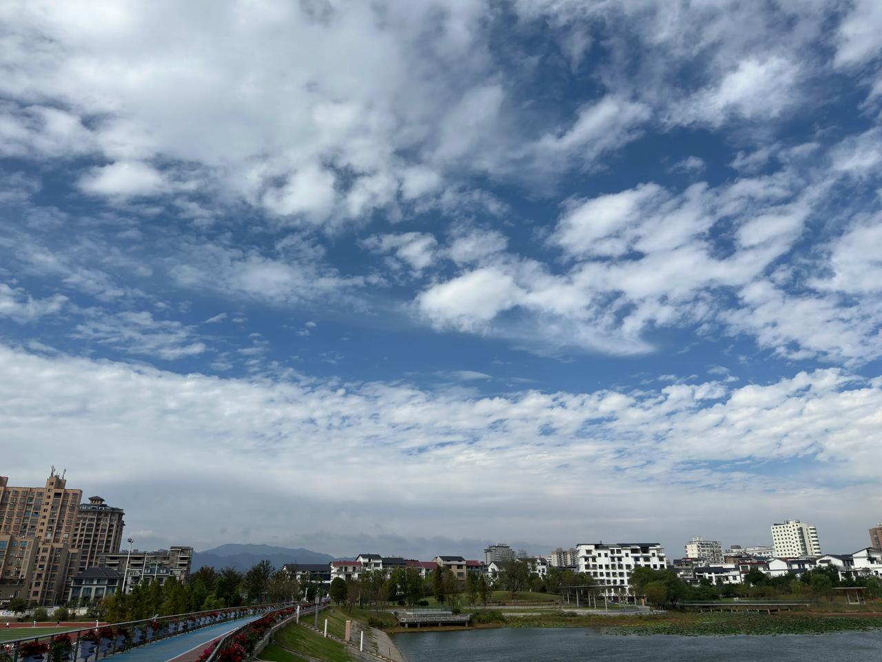 母亲每次做完透析的时候都要在病床上躺个10分钟左右缓一缓精神再下床，今天也是如此