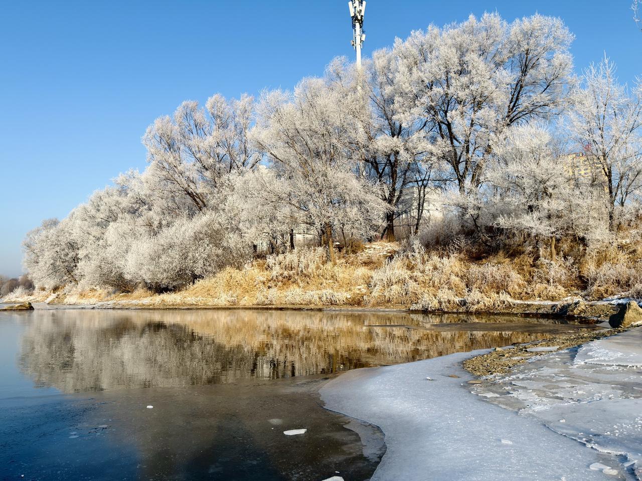 吉林雾凇打卡人少好出片的宝藏地，
手机就很出片，趁知道的不多
抓紧时间去拍吧雾凇