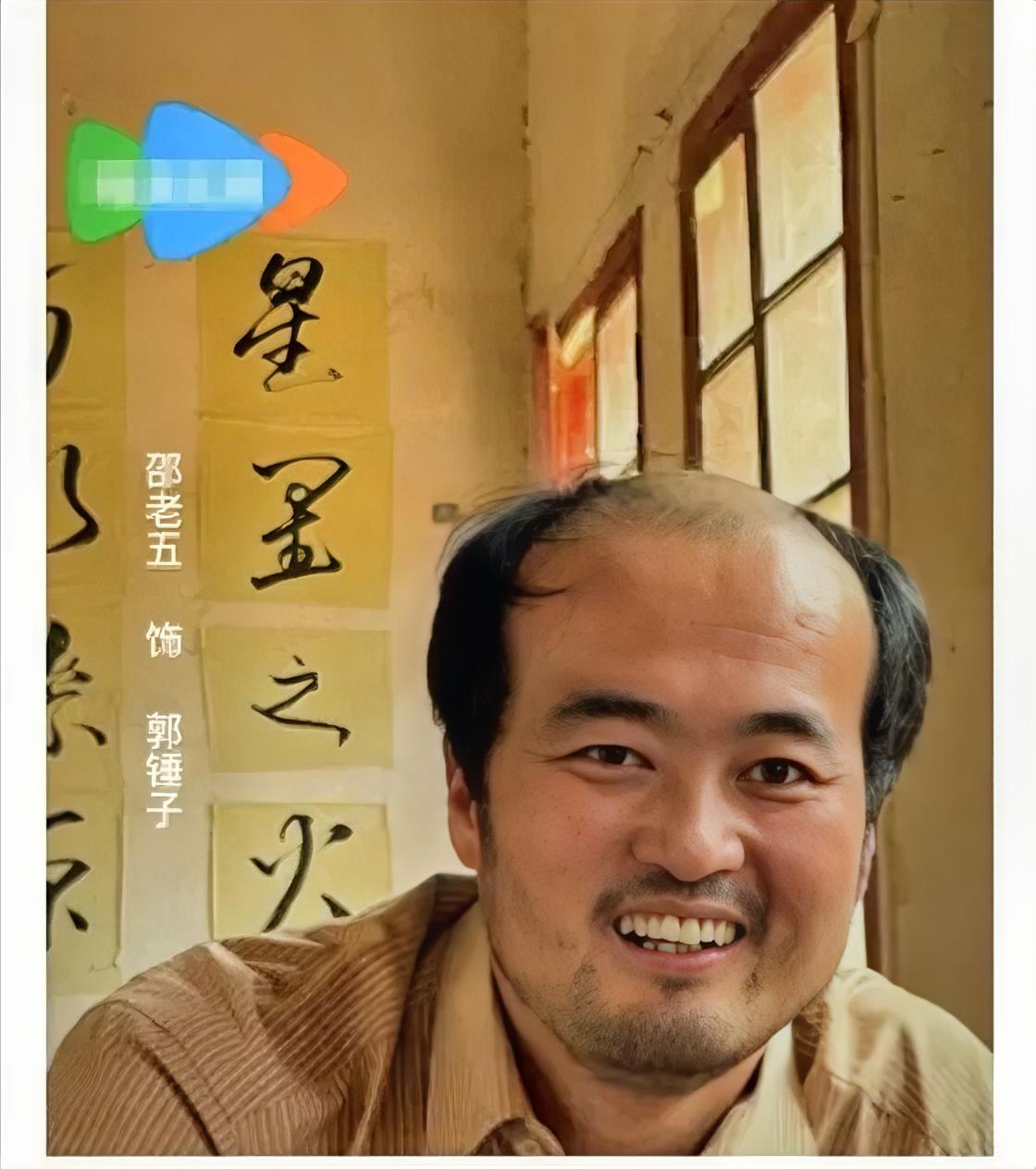 出演《主角》因为长相老气
才37岁看着却像57岁的邵老五
沧桑老成的外形极具代入