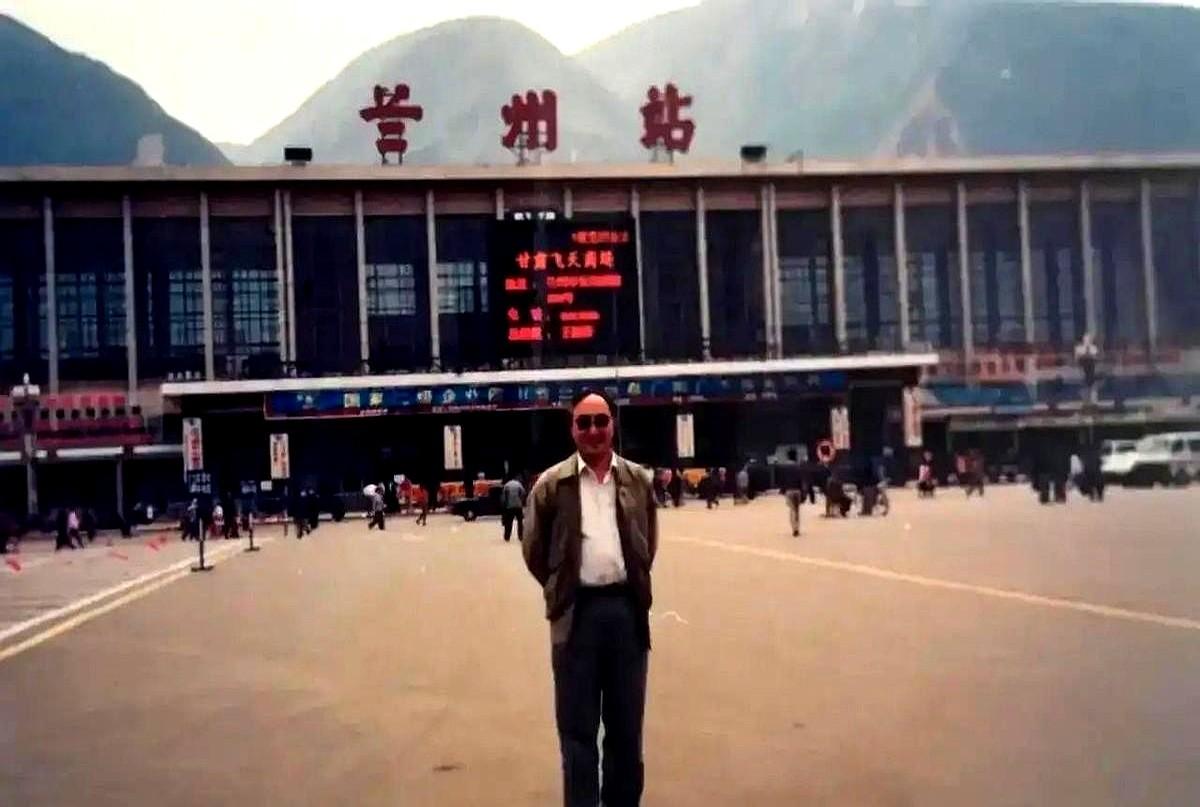 “兰”字头上那一点，三十年前被我妈说成错别字，三十年后我闺女也问：这字是不是写歪