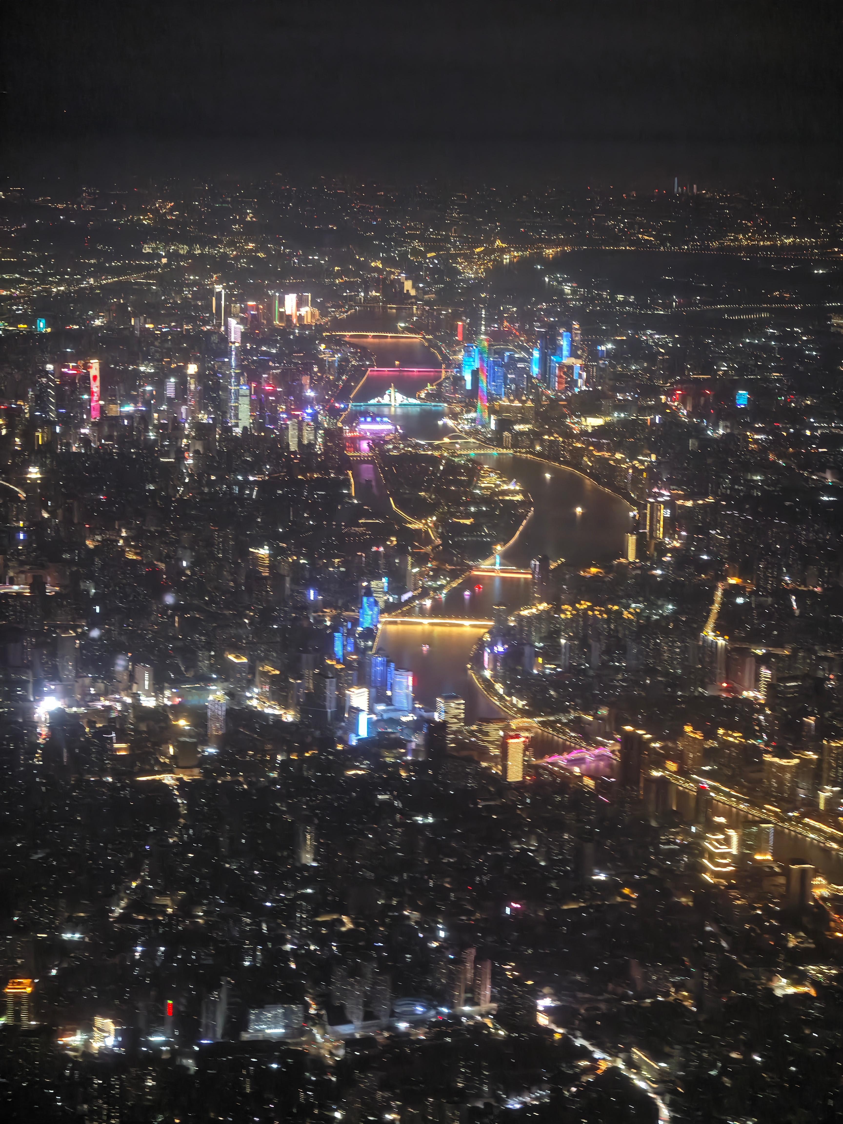 广州的夜景真美哈哈，刚刚还在飞机上看到了小蛮腰，和我一样苗条 