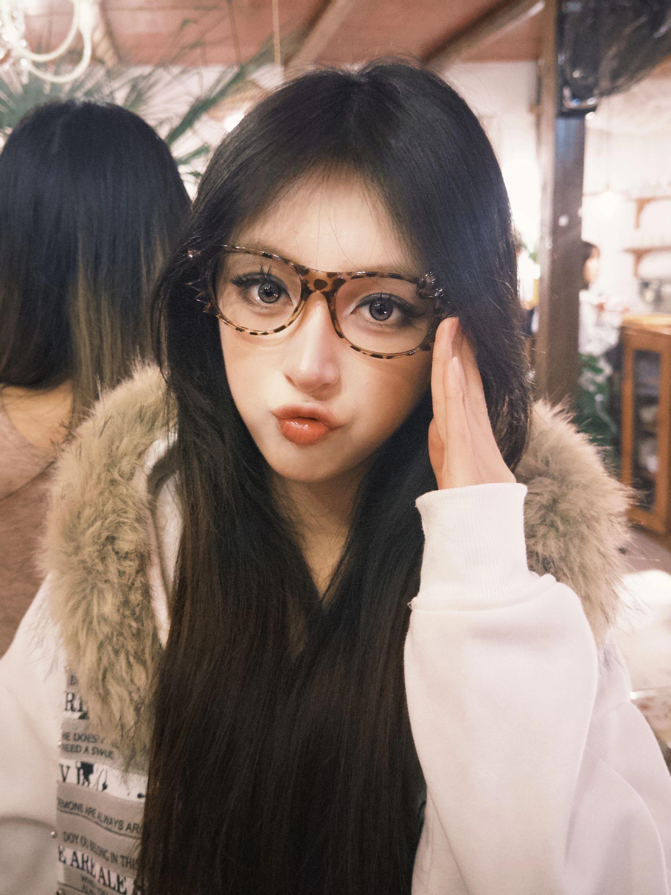 信任是张纸 你揉皱一次 我抚平一次 直到它薄的再也经不起一滴泪的重量