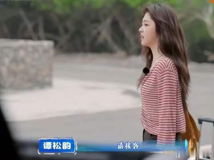 谭松韵上的是客栈还是密逃亲爱的客栈别人来客栈是放松，谭松韵一来就开启找人模式，恍