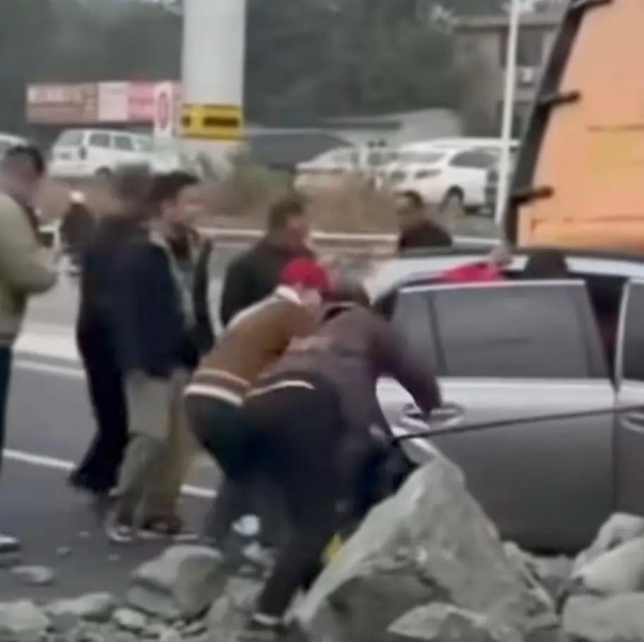 烟台宝马女教师的事太让人心疼了，
大家发现没，
她是44岁职校老师，平时爱分享孩