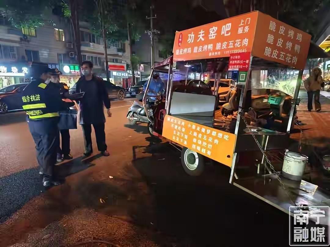 南宁青秀深夜突击！这些路段摊贩被整治，有人车辆被暂扣

夜幕降临，华灯初上的南宁