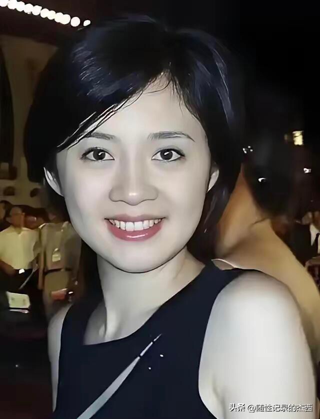 90年代的女主持人果然漂亮，长的很自然，原生态特别舒服的气质美女，很标致，颜值比