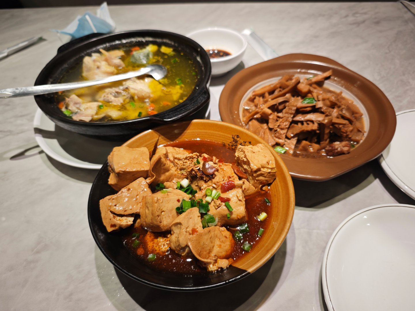 在一家景区附近餐厅吃饭，手机扫码点好菜以后，3-5分钟就上了这三个大菜，所以这是