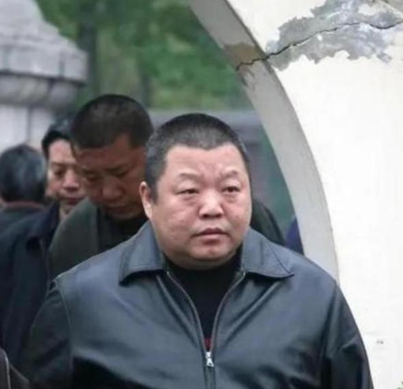 54岁的臧天朔，在死前半年，把2000万的家底和所有值钱的手表、金链子，全砸进了