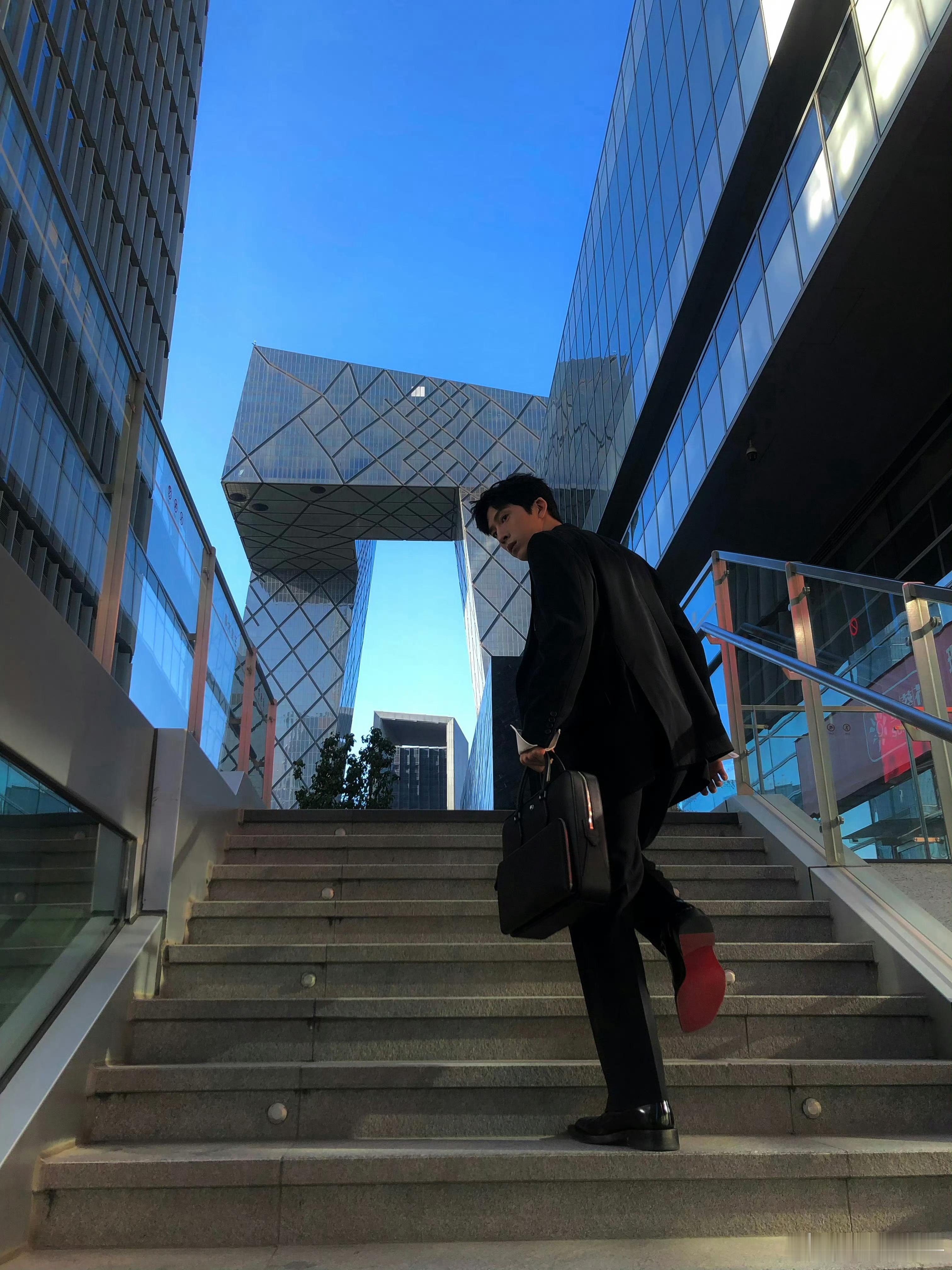 井柏然九十年代最有腔调的男人 全网都在找的九十年代氛围感男神终于来了，井柏然版欧