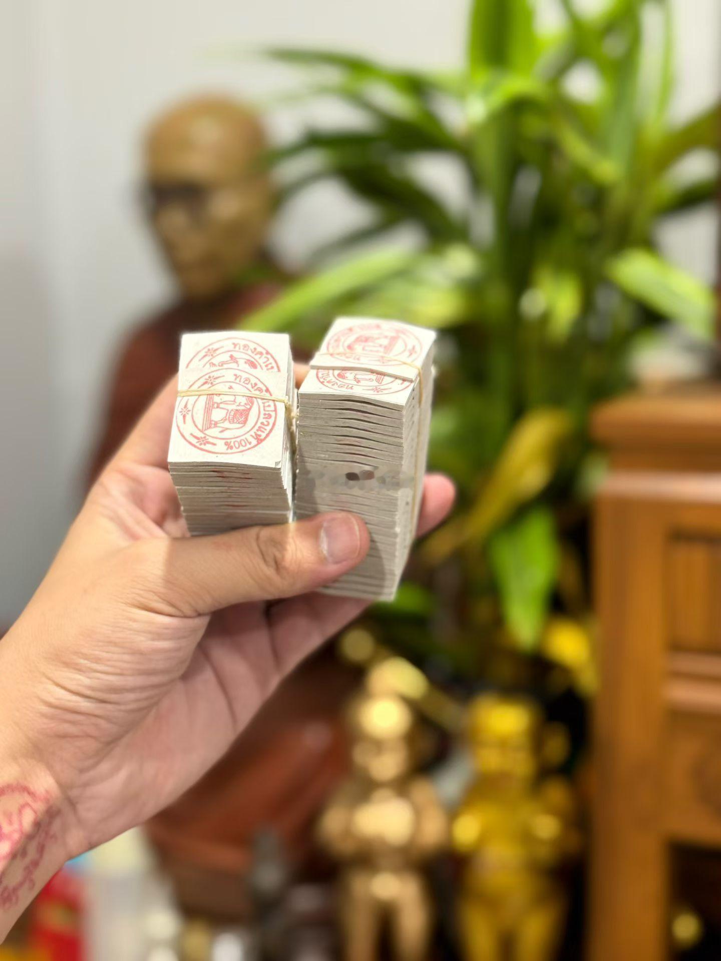 供奉给师公1,000张金箔 