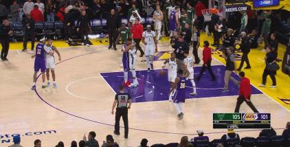 詹姆斯太让人感动了，虽然湖人101-105不敌雄鹿，但是詹姆斯出现了很感人的一幕