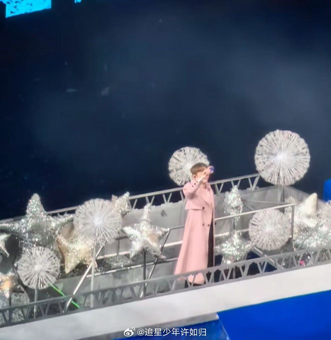 伴舞都跳不动了张杰还在jump 谁看了不佩服张杰的演唱会体力！全程又唱又跳没在怕