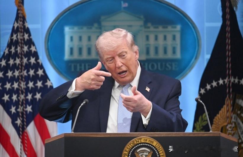 特朗普虽然当了两任总统，但表现却截然相反。

说实话，特朗普第一个任期还算合格的