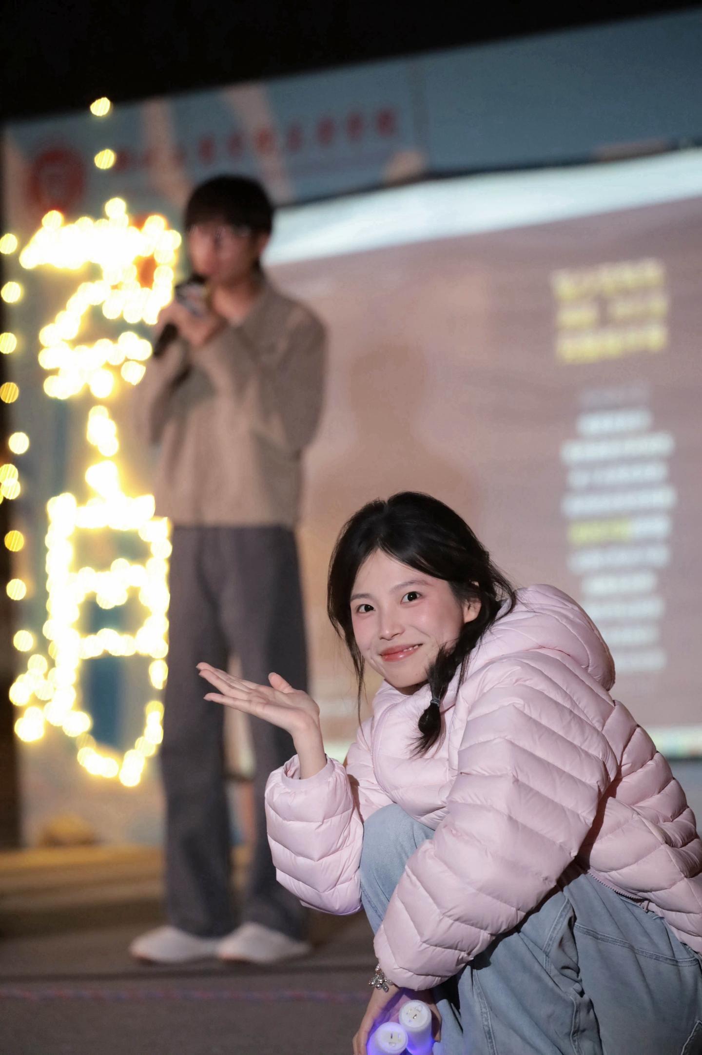 你在干嘛～  唱歌啊🎤。