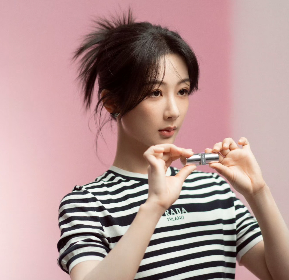 杨紫最新拍摄花絮生图条纹短袖很优雅状态好棒！ ​​​
