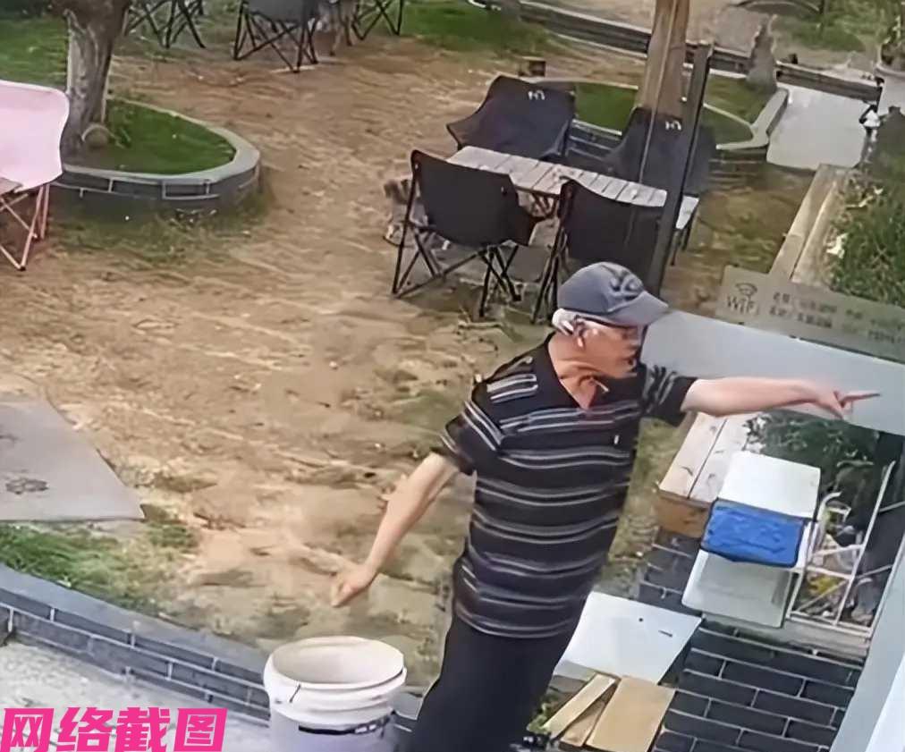 浙江义乌有老人一手拎着空桶，没有打招呼，就到附近咖啡店门口的水龙头开始接水浇花，