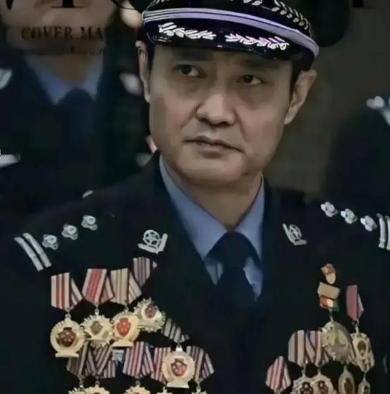 1998年，程鹏在执勤，突然被人用枪抵住了脑门，他掏出的警官证停在半空，脑海中一