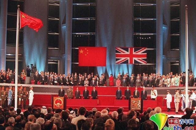 当年条约写得明明白白，香港岛是永久割让给英国的土地。按照近代殖民世界的惯例，割出