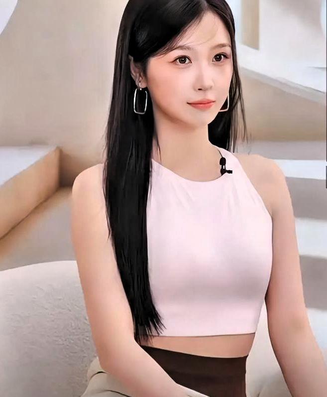 虞书欣在直播里说了件事：她最近在闭关，给《云初令》配音。

不是录综艺，不是跑商