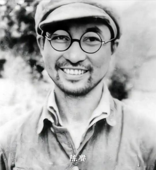 1947年，陈赓被大娘邀请做客，大娘准备白面饺子招待。他见状端起黑面饺子就吃，大