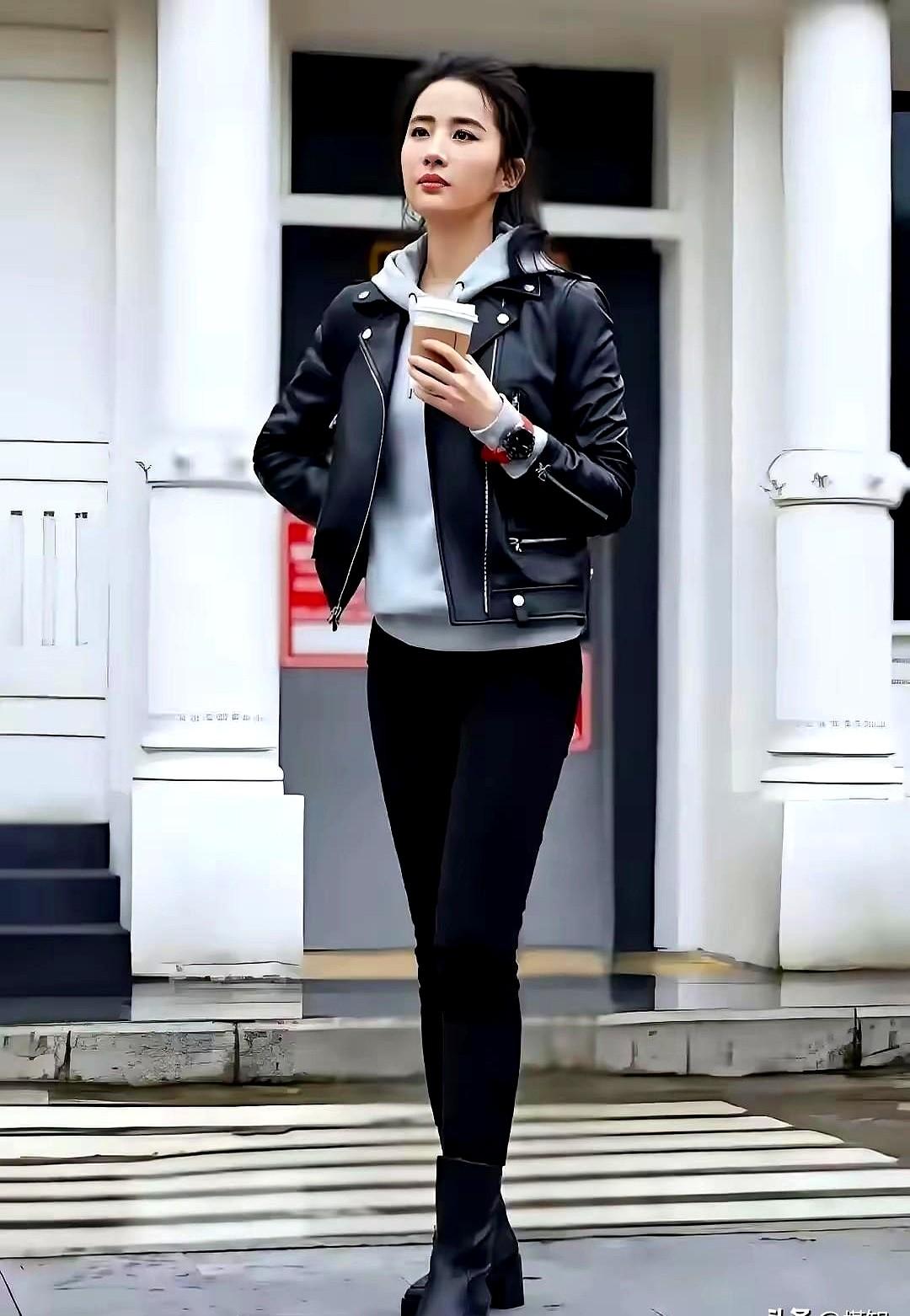 内娱到底谁才是颜值天花板？

最近有粉丝吹自家偶像颜值，直接拉踩到了刘诗诗头上。