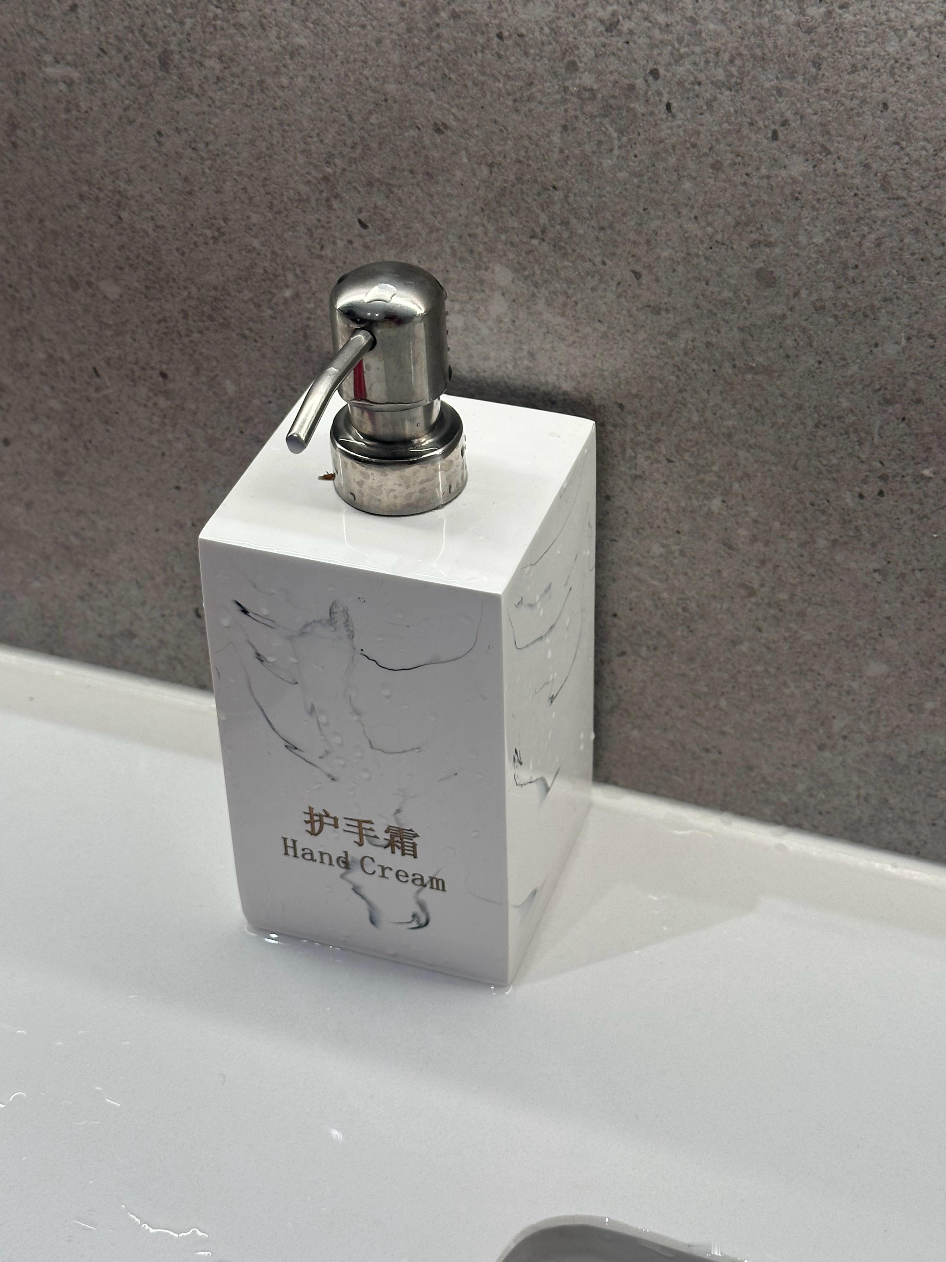 河头老街卫生间还有护手霜
