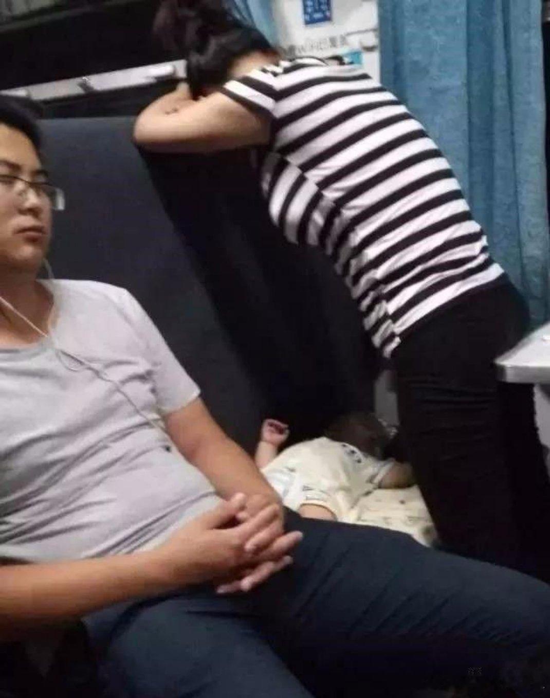 被妈妈护住的宝宝今年18岁了灾难面前，母爱重于泰山，我的生活里也有母亲护着我都是