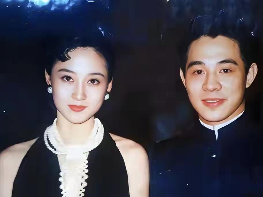 天啊！看到利智和成龙旧照，才明白李连杰为啥会对她一见钟情。

1989年，电影《